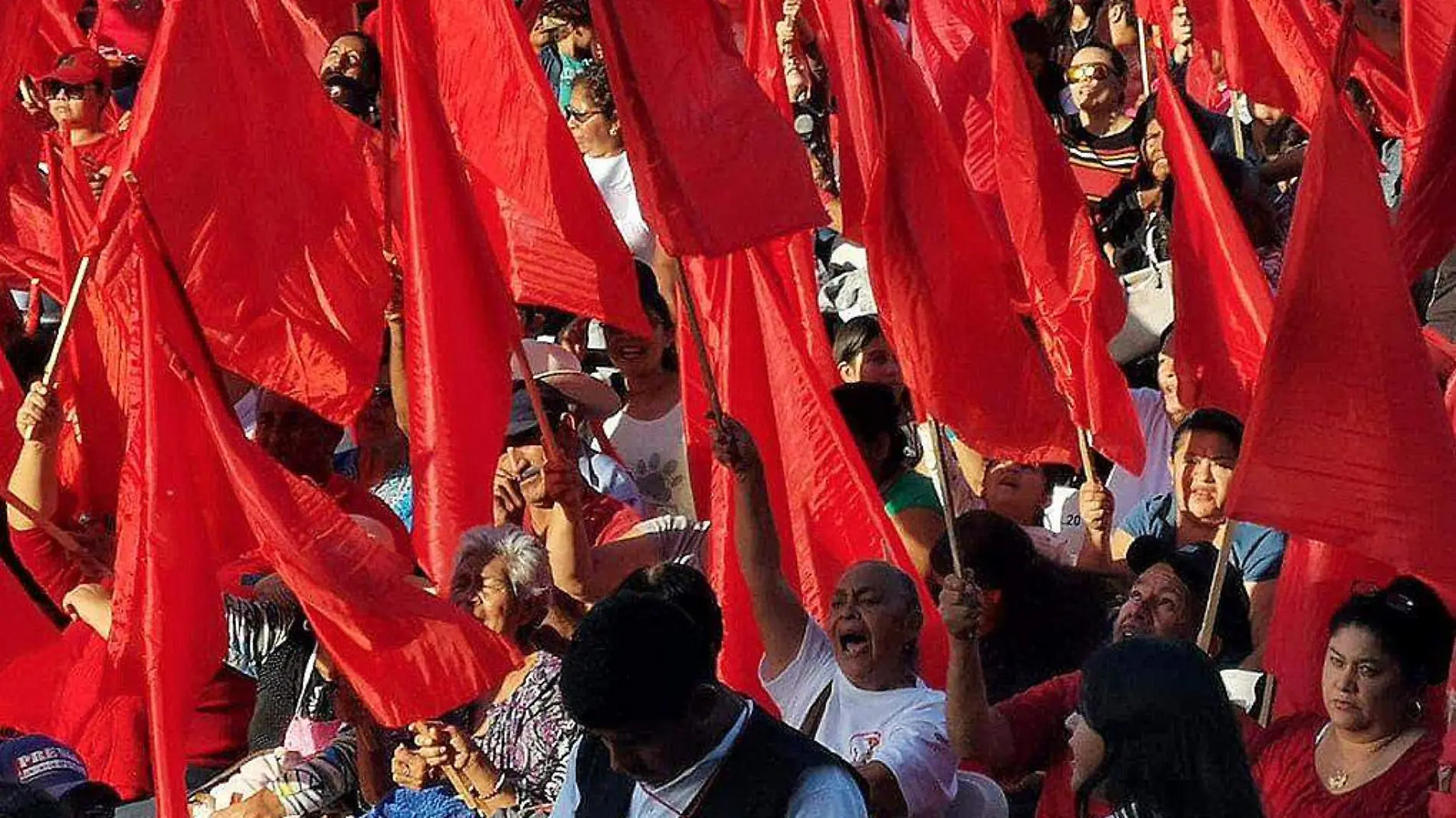 Militantes de Antorcha Campesina con banderas rojas